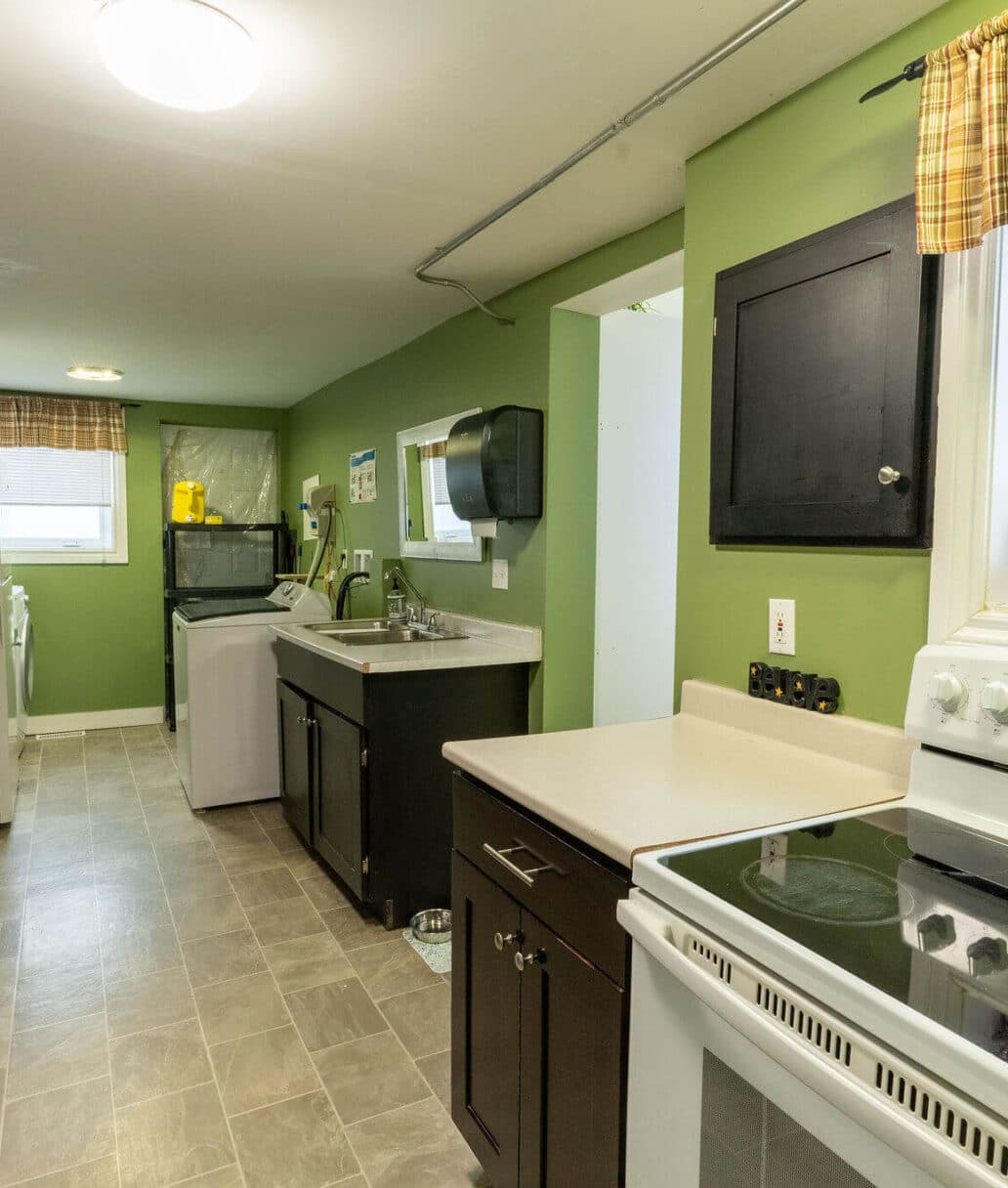 Grace House: A clean full kitchen and laundry area