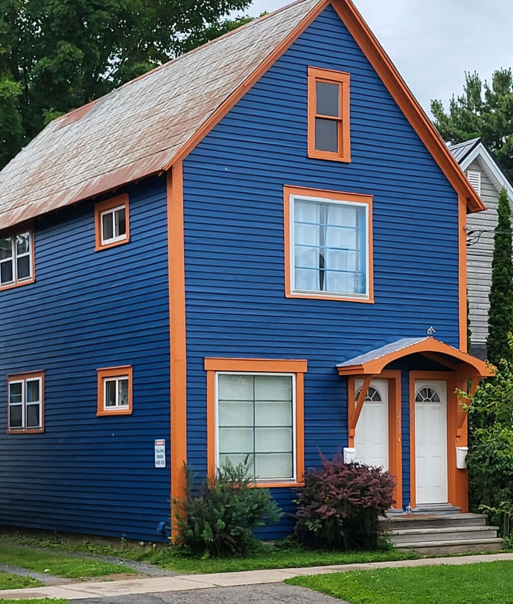 Georgette's House: A blue and orange house